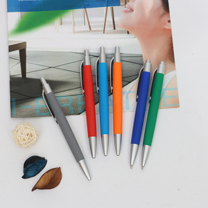 Approvisionnement en gros pour hôtels <span class=keywords><strong>et</strong></span> compagnies aériennes - Stylo bille encre noire 1,0 mm <span class=keywords><strong>avec</strong></span> logo personnalisé - Product Image 3