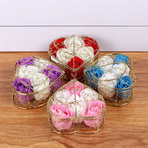 Confezione Regalo di Fiori di Sapone Eterni all'Ingrosso per la Festa della Mamma, San Valentino, Set con Rose a Cuore in Cesto di Ferro - Product Image 2