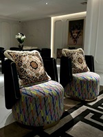 Fauteuil d'appoint haut de gamme en tissu avec pieds en métal doré pour salon
