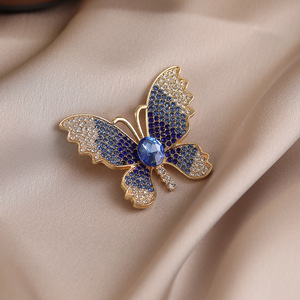 Broche papillon en alliage plaqué or avec strass en cristal, bijoux de mode pour femmes, cadeau - Product Image 1