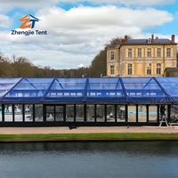 Tente de mariage de luxe avec cadre noir en verre, pavillon transparent pour fêtes en plein air, réceptions et événements de célébration