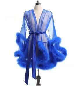 Robe de nuit sexy en satin rouge avec bordure en fourrure et plumes pour femme, idéale pour les nuits de noces, en tissu transparent et doux. - Product Image 5