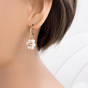 Nouvelle collection 2026 : Parure de boucles d'oreilles pendantes classiques en alliage, plaqué or 14 carats, motif fleur émaillée marguerite, design coréen, personnalisable, pour femme - Product Image 2