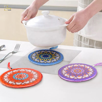 Sous-plat en céramique rond écologique avec impression mandala, à suspendre avec une corde, pour fondue, tapis et coussinets de table de cuisine, résistant à la chaleur