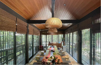 Maison en bois contemporaine avec un design géométrique et des murs en verre, idéale pour un hôtel boutique avec vue sur la mer ou la forêt