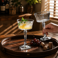 Ensemble de verres vintage à canne verticale cannelée et gaufrée, assortiment de coupes à vin et à champagne, et de verres à whisky pour bar et usage professionnel