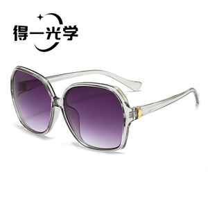 แว่นกันแดดทรงสี่เหลี่ยมขนาดใหญ่ De Yi Optics รุ่น Retro สำหรับผู้หญิง กรอบ PC ป้องกันรังสียูวี 400 น้ำหนักเบา ดีไซน์ทันสมัย - Product Image 4