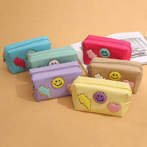 Bolsa <span class=keywords><strong>de</strong></span> Maquillaje Impermeable <span class=keywords><strong>de</strong></span> Cuero PU a la Moda con Cierre <span class=keywords><strong>de</strong></span> Cremallera y Letras Rosadas con Diseño <span class=keywords><strong>de</strong></span> Sonrisa, Bolsa <span class=keywords><strong>de</strong></span> Cosméticos - Product Image 2