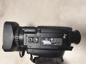 Videocámara JVC GY-HM100 95% nueva, Full HD, 3 sensores CMOS de 1/4 de pulgada, zoom 10x, cámara profesional - Product Image 3