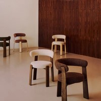 Ensemble de table et chaises de salle à manger confortables de style nordique moderne, avec revêtement en tissu et coussins moelleux, chaises en bois modernes