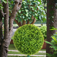 Vente en gros de boules topiaires réalistes d'herbe verte en plastique pour la décoration de la maison et du jardin