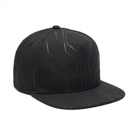 Gorra Urbana Techwear Snapback Negra Mate con Líneas Geométricas Reflectantes, Estilo Minimalista Futurista, Ajustable