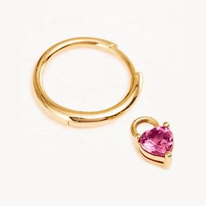 Bijoux délicats en argent sterling Boucles d'oreilles créoles à breloque cœur en diamant rose plaqué or 18 carats - Product Image 5