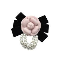 Broche Rose Polyvalente 2026 : Nouveauté Tendance, Épingles Camélia Rétro Artisanales en Velours Haut de Gamme avec Pompon de Perles pour Robe et Costume