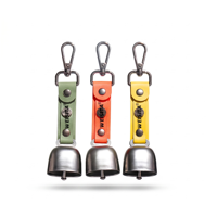 Clochette d'ours en métal plaqué couleur avec logo personnalisé OEM, sangle en sangle tissée et mousqueton pour la randonnée, le camping, le sac à dos et les équipements de voyage en extérieur