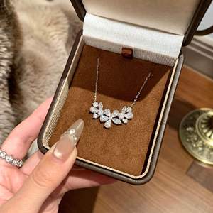 Collar de Plata de Ley S925 con Diamantes Completos en Forma de V y Perla para Mujer, Cadena de Clavícula de Lujo de Alta Gama con Sensación Ligera - Product Image 3