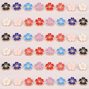 Alfileres de solapa de metal esmaltado con diseño de flor, imitación antigua, personalizados al por mayor - Lindos pines duros y blandos - Product Image 4