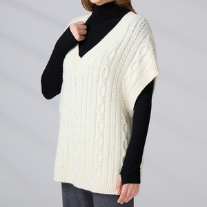 Gilet en tricot ample à col en V pour femmes, pull sans manches avec motif torsadé, par des fabricants de tricots - Product Image 3