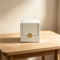 Boîte cadeau en bois brillant avec doublure en microfibre, logo personnalisé, boucle métallique pour emballage de flacon de parfum, coffret cadeau cosmétique de luxe