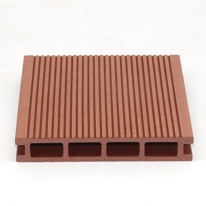 Plancher extérieur en bois composite à trous carrés