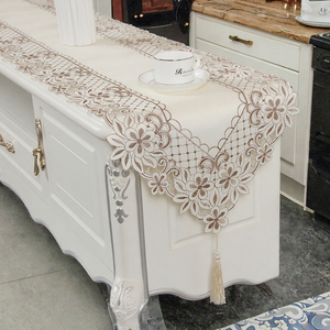 Camino de Mesa Largo Azul con Bordado Floral de Encaje Tejido Europeo Vintage - Product Image 3