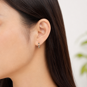 ต่างหูห่วงเซอร์คอน สแตนเลสสตีล ชุบทอง 14K แบบสุญญากาศ ห่วงเล็กแบบมีบานพับ ประดับด้วยหินสีน้ำเงินและใสสลับกัน - Product Image 5