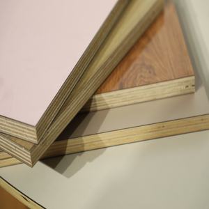 Planche composite ondulée lisse et durable pour l'exportation de bois, idéale pour les revêtements de sol de conteneurs et les revêtements de remorques de camions - Product Image 1