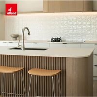 Meuble de cuisine Alland moderne et minimaliste, personnalisé, en panneaux mats couleur crème, avec îlot en bois lamellé et chêne blanc