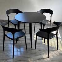 Table carrée en métal pour restaurant extérieur, table de salle à manger pour villa, cour, patio, jardin, et ensemble de chaises en plastique PP