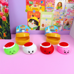 Juguete Antiestrés Squishy Dumplings con Gorro Navideño, de TPE y Madera, Marca YiSi, Regalo Unisex para Niños y Adultos - Product Image 5