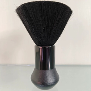 Pinceau à poudre en forme d'éventail, poils synthétiques doux et volumineux, manche noir, prise ergonomique, résistant à l'eau, application visage et joues - Product Image 2