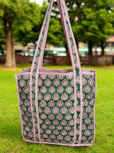 Bolso Tote para Mujer que Ofrece una Sensación Relajada pero Elegante, Diseñado para Mujeres que Valoran el Espacio Práctico, el Manejo Suave y la Versatilidad - Product Image 6