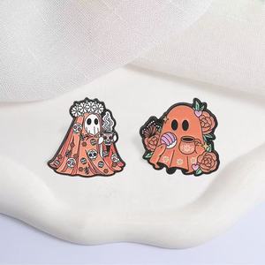 Broche en alliage de zinc émaillé vintage, plaqué nickel noir, imprimée UV, motif Halloween, Jour des Morts, fantôme, floral, squelette, vente en gros - Product Image 3