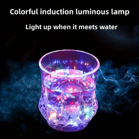 Tasses lumineuses brillent dans le noir fournitures de fête coloré LED tasse d'eau rougeoyante pour fête anniversaire noël