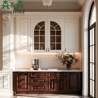 Buffet classique de style transitionnel avec portes en verre cintrées, base en bois foncé et crédence en lambris.