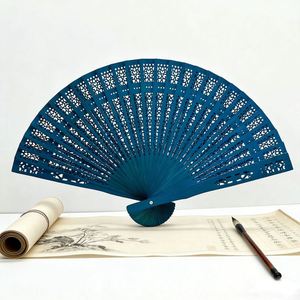 Abanico de mano plegable de madera hueca personalizado con grabado para recuerdo, regalo promocional, boda o fiesta. - Product Image 1