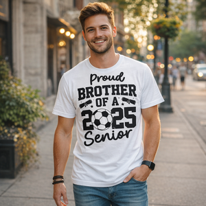 T-shirt da uomo per fratelli orgogliosi del campione di calcio 2025, maglietta bianca oversize a maniche corte, top per tifosi di calcio e famiglie per la laurea - Product Image 1