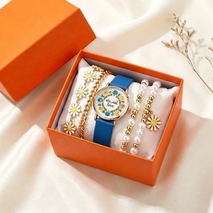 Ensemble de luxe 5 pièces : Montre pour femme avec 4 bracelets, cadran Amour Éternel, perles dorées et marguerites – Parure de bijoux tendance pour femme - Product Image 3