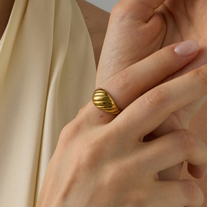 Anillo vintage de acero inoxidable con textura diagonal, chapado en oro de 18k, apilable para mujer, unisex, liso, para uso diario, joyería de moda. - Product Image 4
