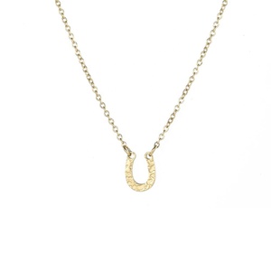 Collier Fer à Cheval Martelé en Acier Inoxydable, Pendentif en Forme de U Plaqué PVD Or 14K, en Titane - Product Image 5