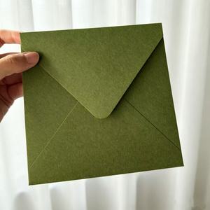 Enveloppes à rabat pointu vert herbe sur mesure, enveloppes populaires de couleur vert sauge pour invitations et cartes de mariage - Product Image 1