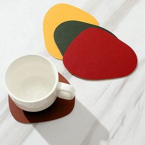 Sous-verres en cuir PU personnalisés en gros pour boissons, tapis de protection irrégulier double face imperméable et antidérapant pour café et thé - Product Image 3