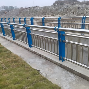 מעקה בטיחות מפלדה Q235 להגנה מפני פגיעות בדרכים, מחסום בטיחות כבישים, כחול + לבן, רפלקטיבי ברמת הנדסה - Product Image 1