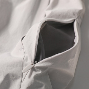 Shorts de course unis pour hommes, shorts de sport pour la course à pied et la gym, shorts d'entraînement avec poche zippée - Product Image 3