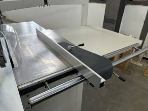 Scie à panneaux coulissante pour la coupe du bois entièrement automatique, industrielle et robuste, de qualité européenne Scie à bois à coupe à 45 degrés - Product Image 5