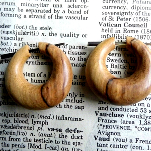 Boucles d'oreilles créoles en bois faites à la main, style tribal, épaisses, avec fermoir à broche en bois naturel, bijoux ethniques bohèmes pour l'oreille - Product Image 1