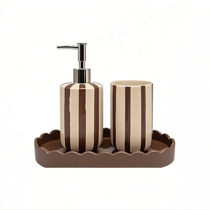 Set di bottiglie di lozione in ceramica a strisce rosse e bianche all'ingrosso per l'<span class=keywords><strong>arredamento</strong></span> <span class=keywords><strong>moderno</strong></span> del <span class=keywords><strong>bagno</strong></span> e soluzioni di stoccaggio eleganti - Product Image 6