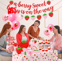 Ensemble de vaisselle jetable pour fête d'anniversaire sur le thème de la fraise, comprenant des assiettes, des gobelets, des serviettes, des couverts, une nappe, des drapeaux, des décorations de gâteau