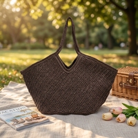 Sac à bandoulière élégant en paille tressée en forme de V avec motif bonbon et fermeture ouverte, grand sac fourre-tout en paille de marque ZX