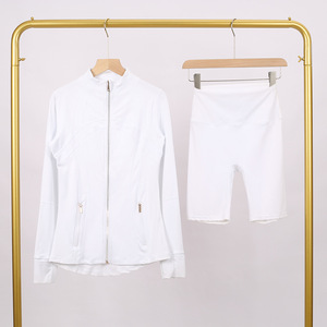 Completo Sportivo Donna FloralCharm con Giacca e Pantaloncini, Zip Dorata, Design Elasticizzato ad Asciugatura Rapida per Fitness e Yoga - Product Image 3